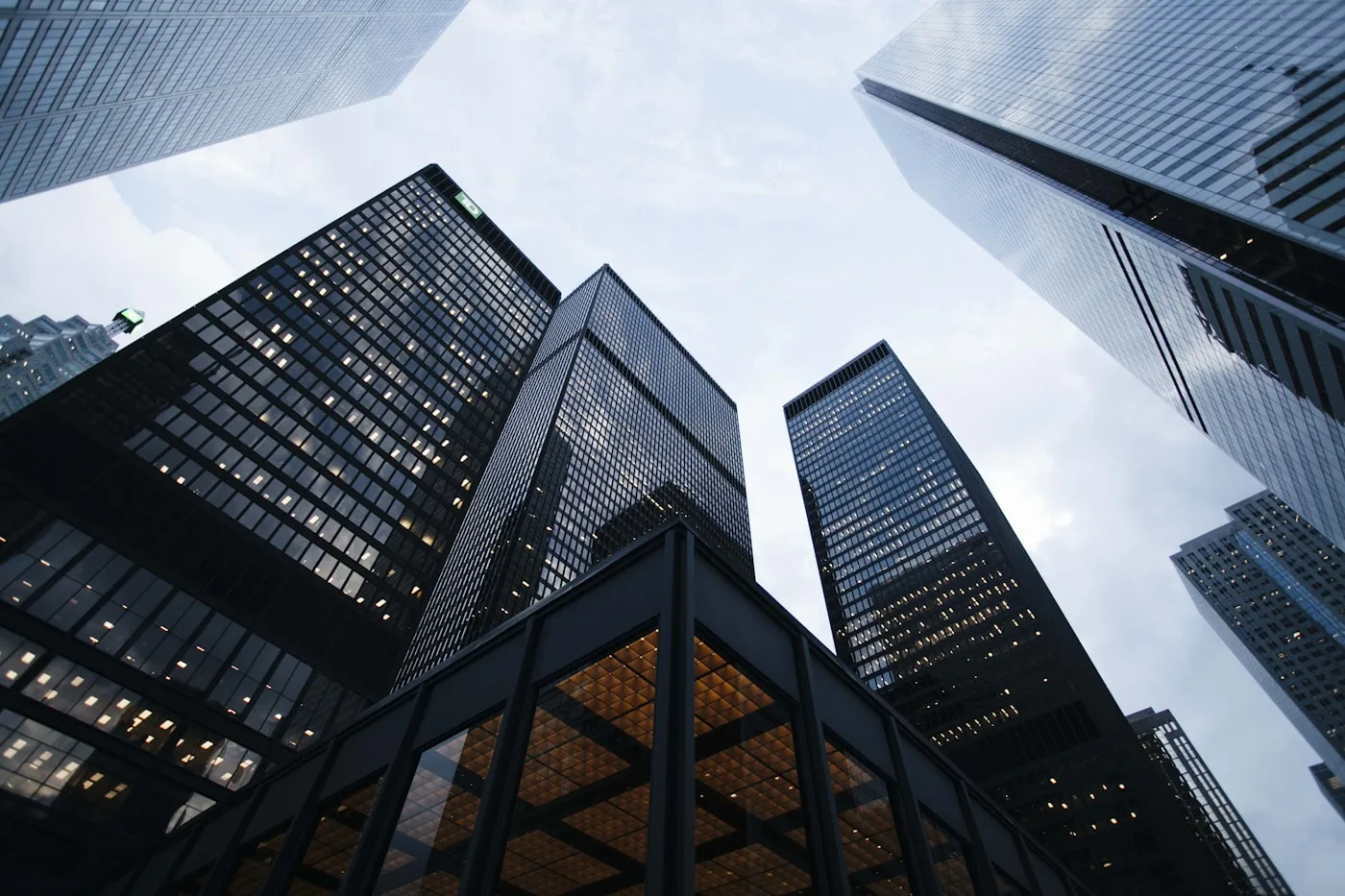 Edifício comercial com sistemas de climatização